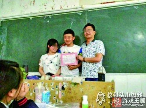 遭校方批评要求检讨？给学生颁情侣奖