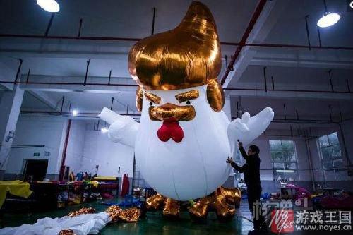 “特朗普鸡”中国意外走红？充气公鸡神似川普