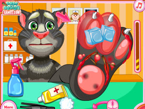 给汤姆猫处理脚伤